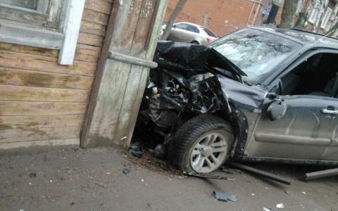 В Сыктывкаре внедорожник протаранил стену жилого дома (фото)