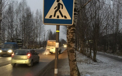 В Сыктывкаре на месте, где сбили 9-летнего мальчика, дорожный знак залепили светоотражающими лентами (фото)