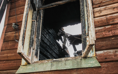 В Сыктывкаре поздно вечером из-за поджога загорелся жилой дом