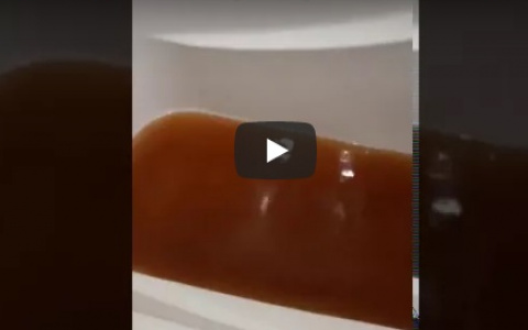 В сыктывкарской новостройке из крана течёт вода, как из канализации (видео)