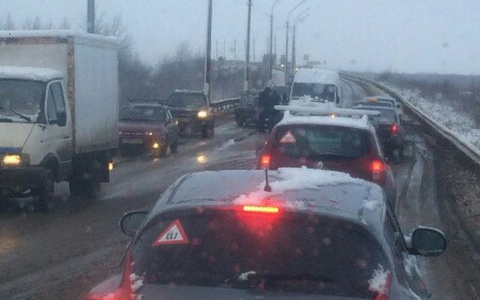 На въезде в Сыктывкар лоб в лоб столкнулись две иномарки, образовался затор (фото, видео)