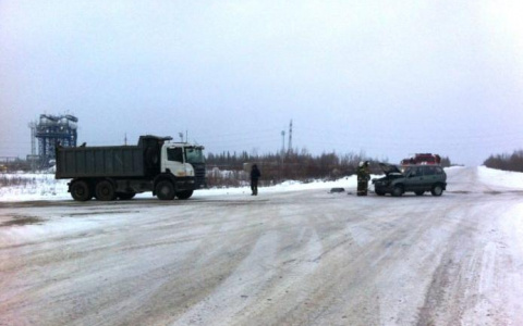 На трассе в Коми самосвал протаранил «Ниву», есть пострадавшие (фото)