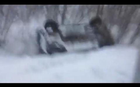 В Коми на трассе в один и тот же кювет за 6 часов вылетели две «Нивы» (видео)