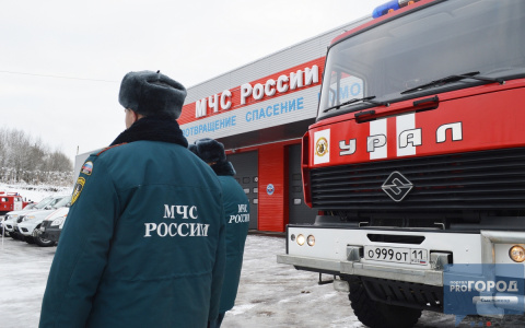 В Сыктывкаре сотрудники МЧС показали, как зимой будут спасать утопающих (фото)