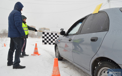 «Главное, чувствовать машину»: в Сыктывкаре водители состязались в автомногоборье (фото, видео)