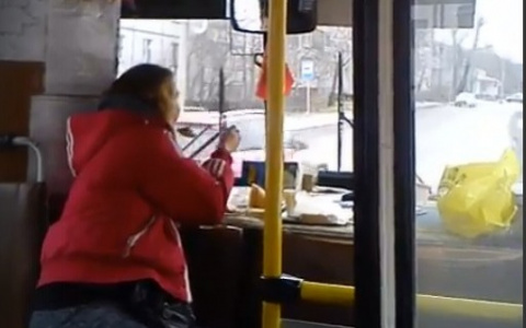 Сыктывкарский автоперевозчик прокомментировал скандал с кондуктором, обедавшей на глазах пассажиров