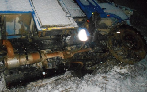 На трассе в Коми в кювет опрокинулся «КамАЗ» с тремя пассажирами