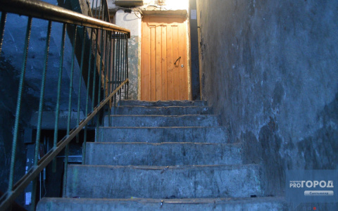 Жители дома в центре Сыктывкара, который вот-вот разрушится, рассказали о своих мучениях (фото)