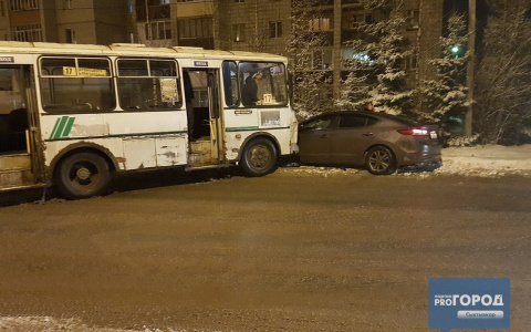 В Сыктывкаре маршрутный автобус протаранил иномарку (фото)