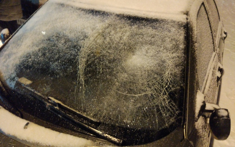 В Коми неопытный водитель «прокатил» на капоте двух подростков