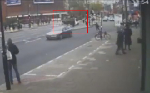 Грузовик сбил мужчину, дважды проехал по нему и скрылся с места ДТП (видео)