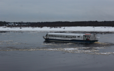 На переправе в Сыктывкаре маленькая девочка упала в ледяную воду (фото)