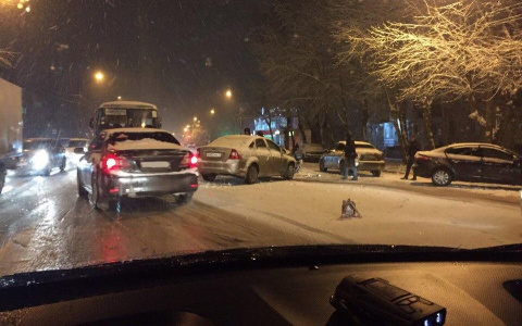 Появились фото с места тройного ДТП на «кольце» в Сыктывкаре