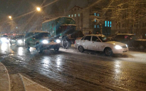 Из-за снегопада движение на сыктывкарских улицах встало
