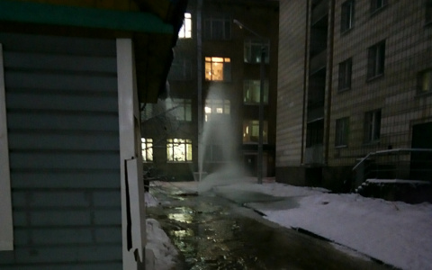 В Сыктывкаре возле университета из-под земли бил мощный фонтан (фото)