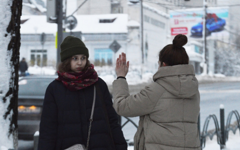 «Вы обознались»: как реагируют сыктывкарцы, когда незнакомка пытается «дать им пять» (фото, видео)