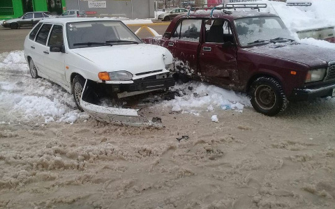 В Сыктывкаре произошло массовое ДТП с участием четырех «ВАЗов» и автобуса