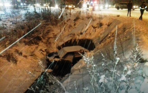 В Сыктывкаре в сильный снегопад «ИЖ» вылетел с дороги в глубокую яму