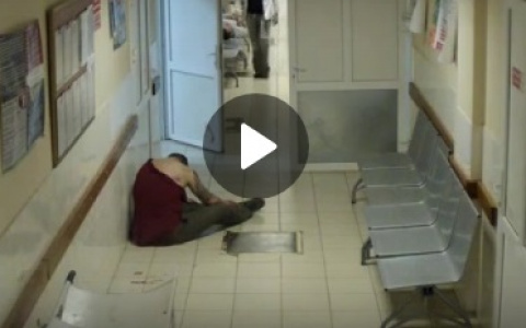 Мужчина умирал прямо на полу больницы, но врачи не обращали на него внимания (видео)