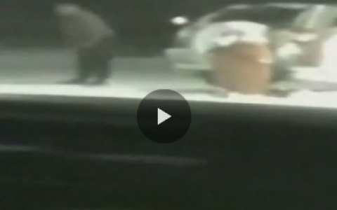 Жители Коми сняли на видео, как на заправке мужчина выполнял странные действия
