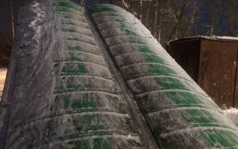 В Коми дети превратили автобусную остановку в горку (фото)