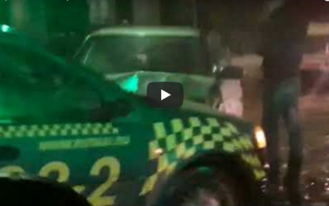 В центре Сыктывкара в час пик ВАЗ впечатался в такси (видео)