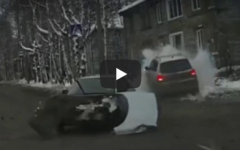 Появилось видео момента ДТП в Сыктывкаре, где кроссовер на полном ходу вылетел на тротуар