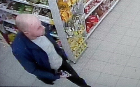В Сыктывкаре полицейские ищут по видео мужчину, который украл в магазине алкоголь
