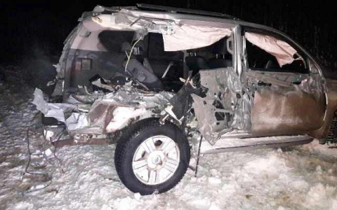 На трассе в Коми «Тойоте» срезало половину кузова после столкновения с грузовиком