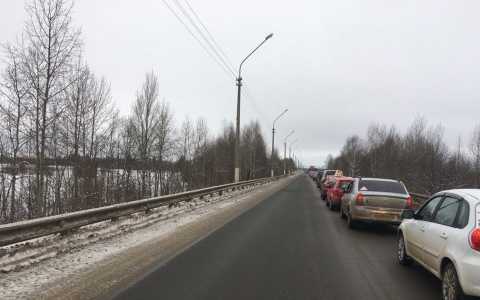В Сыктывкаре на мосту произошло ДТП, образовалась огромная пробка (фото)