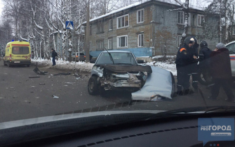 В Сыктывкаре около «Мебельграда» внедорожник вылетел на тротуар (фото)