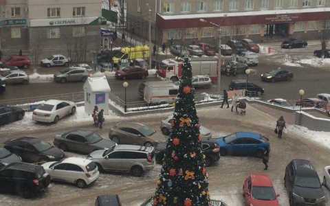 К «Торговому двору» в Сыктывкаре съехались все экстренные службы