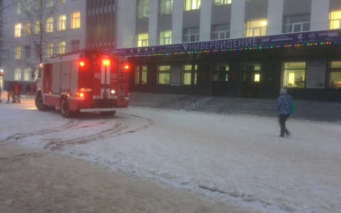 В Сыктывкаре к главному корпусу СГУ имени Питирима Сорокина приехали пожарные