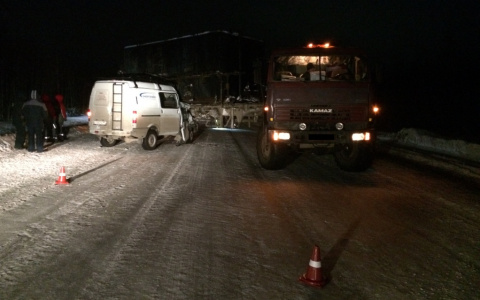 На заснеженной трассе в Коми столкнулись «КамАЗ» и «Соболь», пострадали трое