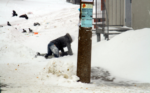В Эжве борьбу с гололедом начали только после того, как женщина получила перелом