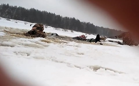 В Сети появилось видео спасения рыбаков из Коми, которые провалились под лед