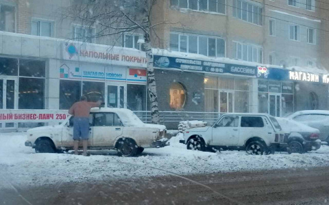 В Сыктывкаре мужчина чистил машину от снега топлесс (фото)