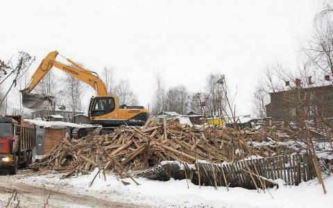 В Сыктывкаре снесли очередной ветхий дом (фото)