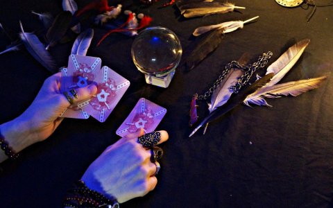 Гороскоп на 6 декабря: Девам не стоит идти напролом, а Водолеям - смешивать личные и деловые отношения