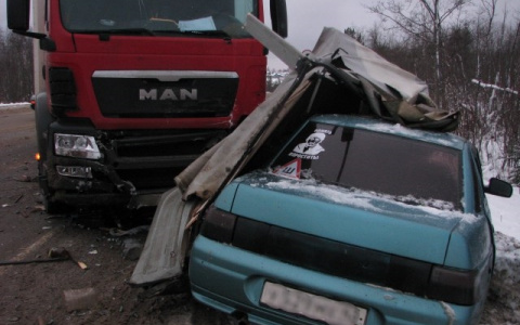 В Коми фура магазина «Магнит» протаранила фургон и легковушку (фото)