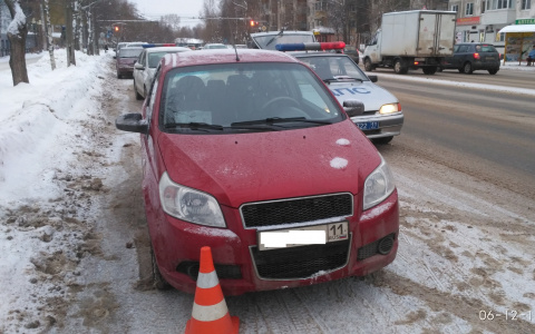 В Сыктывкаре около СГУ водитель на «Шевроле» сбил мужчину и уехал с места ДТП