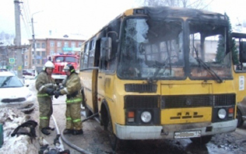 В Коми на ходу загорелся автобус