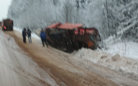 В Сыктывкаре снегоуборочный КамАЗ не справился со снегом и свалился в кювет