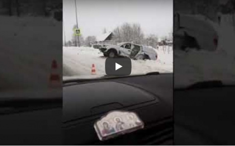 Под Сыктывкаром фура влетела в деревянный забор конной школы (видео)