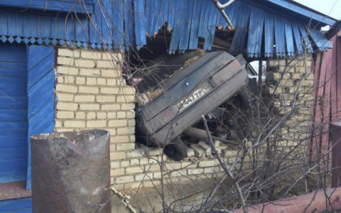 Новости России: машина, влетевшая в дом, и трагическая смерть многодетной матери