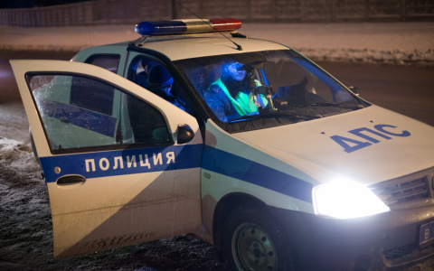 На ночной дороге в Сыктывкаре столкнулись снегоуборщик и «Митсубиси»