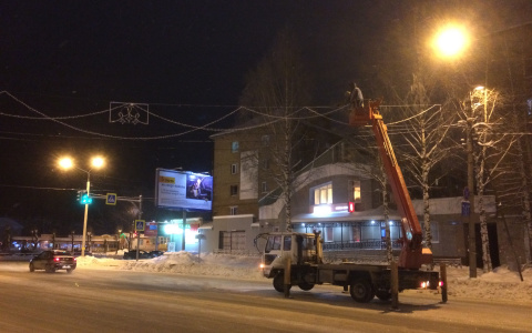 В Сыктывкаре начали наряжать к Новому году улицу Коммунистическую (фото)