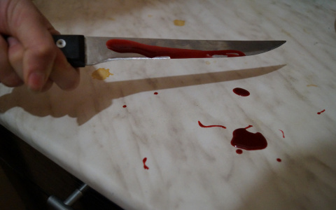 В Коми мужчина распорол ножом живот своему другу