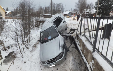 В Коми автоледи всмятку разбила о забор машину, в салоне которой была ее дочь (фото)