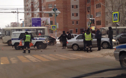 В центре Сыктывкара полицейский автомобиль протаранил иномарку